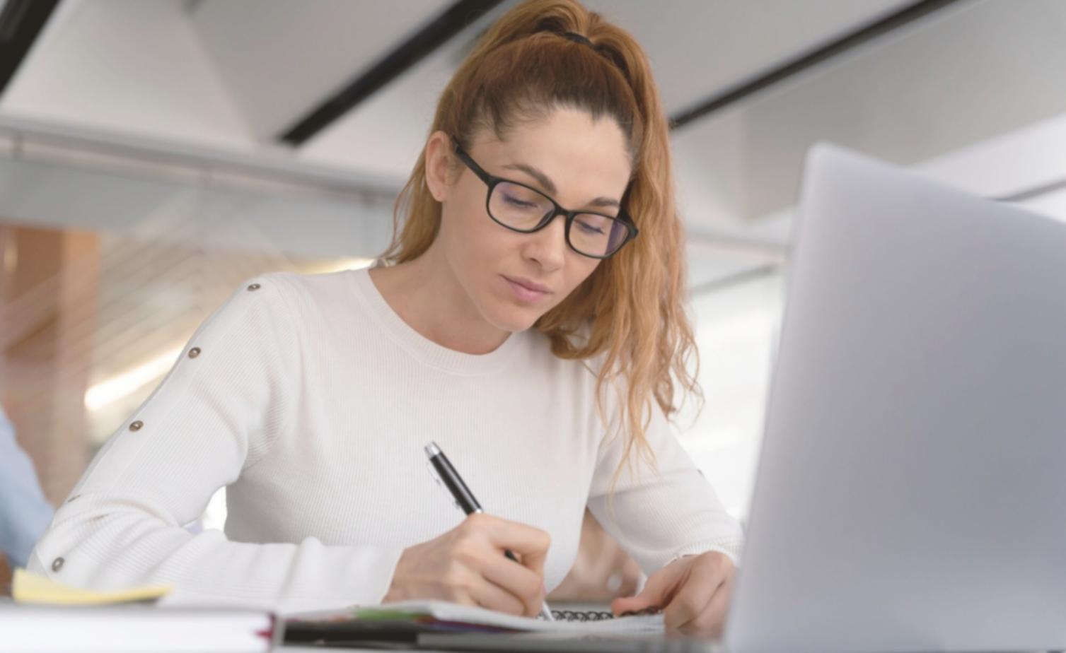 Professioneller Arbeitsplatz mit Computer und Finanzunterlagen, bereit für Kundenberatung